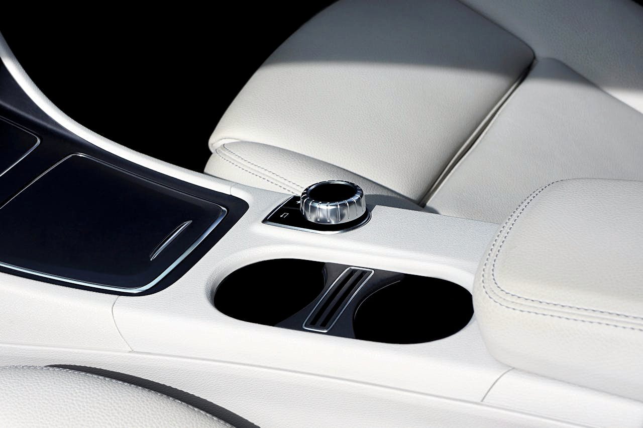 Lichte middenconsole en bekleding van een auto-interieur na professionele interieurreiniging bij S.T. Detailing in Franeker