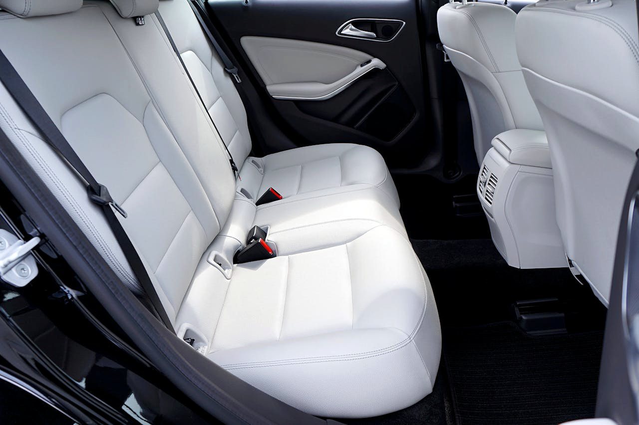 Lederen achterbank van een auto na behandeling met lederprotectie bij S.T. Detailing in Franeker