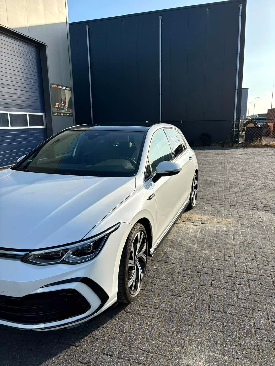 Volkswagen Golf na een complete autoreiniging, buiten bij de werkplaats van S.T. Detailing in Franeker